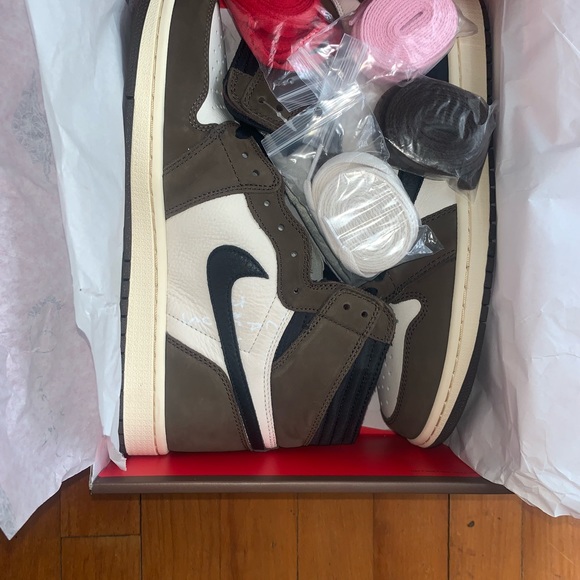 DS Travis Scott X Jordan Retro 1 High - Picture 3 of 8